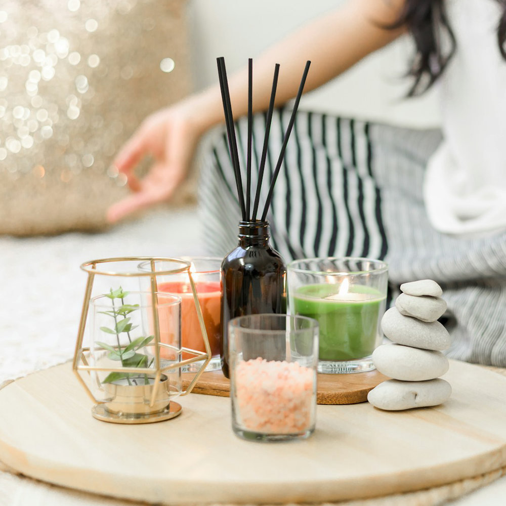 Sveces meditācijā un pašizziņā: kā liesma palīdz rast mieru un līdzsvaru