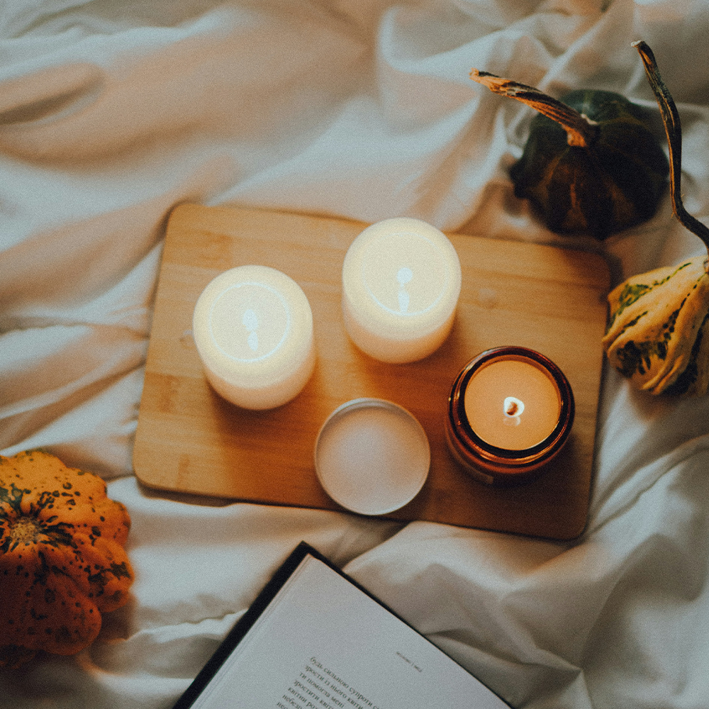 Sveču krāsu nozīme: kā izvēlēties piemērotāko sveci saviem mērķiem