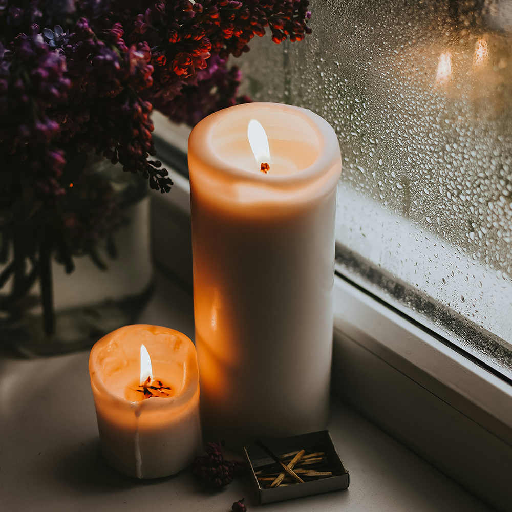 Kā ar svecēm radīt mājās īpašu atmosfēru: gaisma, aromāts un harmonija