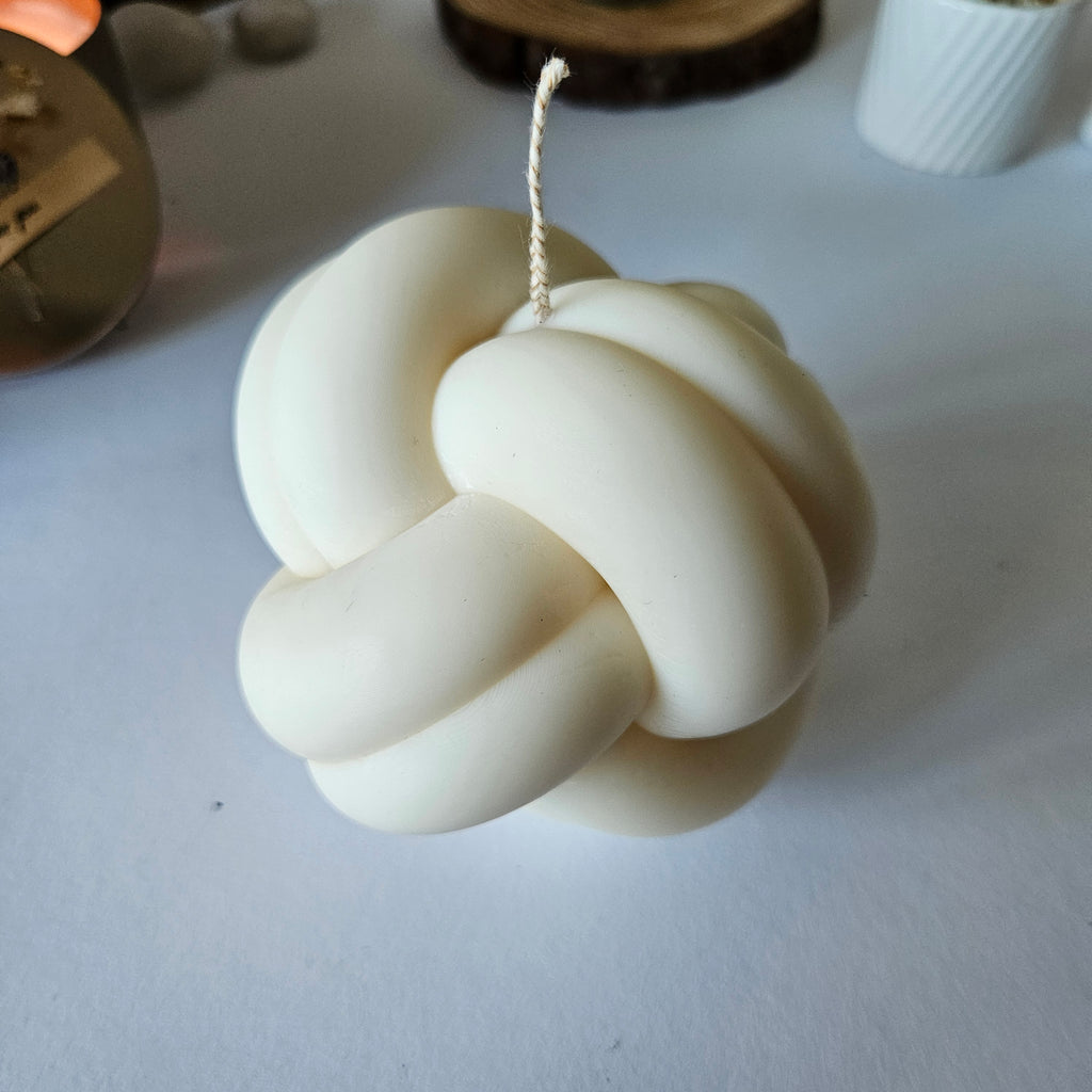 svece  "Kamols"– Roku darbs no dabīga sojas un rapšu vaska