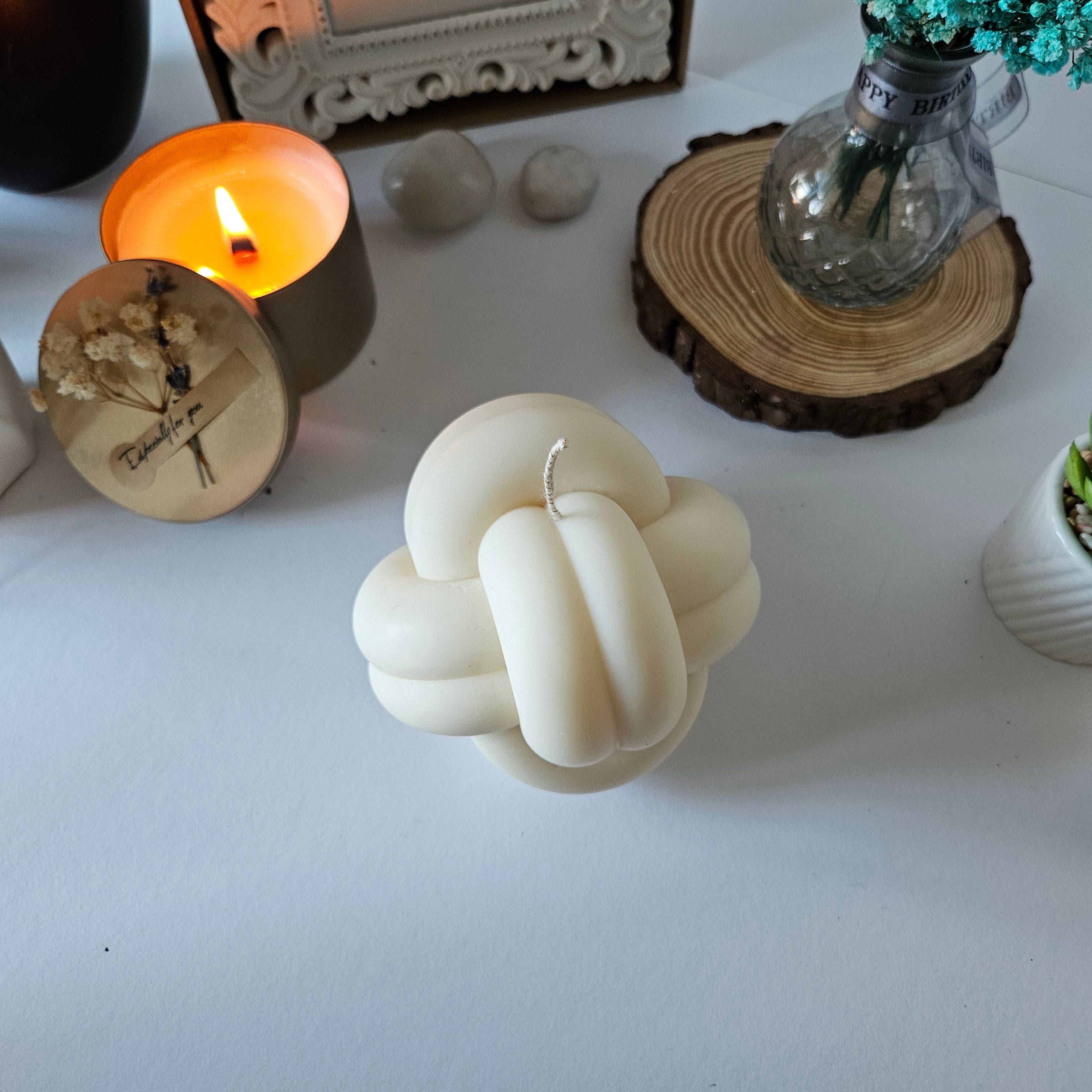 svece  "Kamols"– Roku darbs no dabīga sojas un rapšu vaska