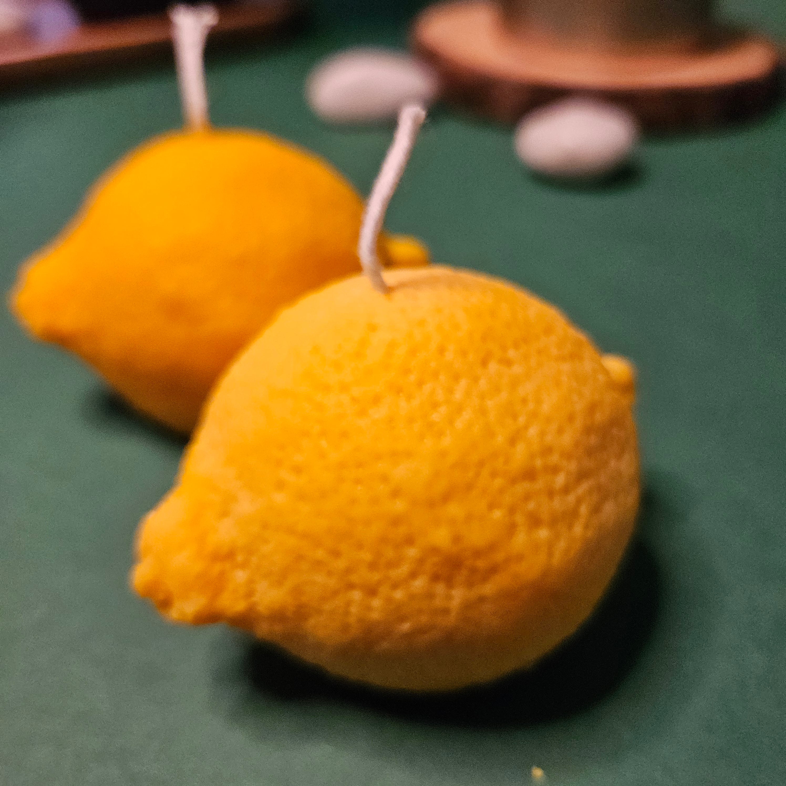 Citrona formas svece – Roku darbs no dabīga sojas un rapšu vaska