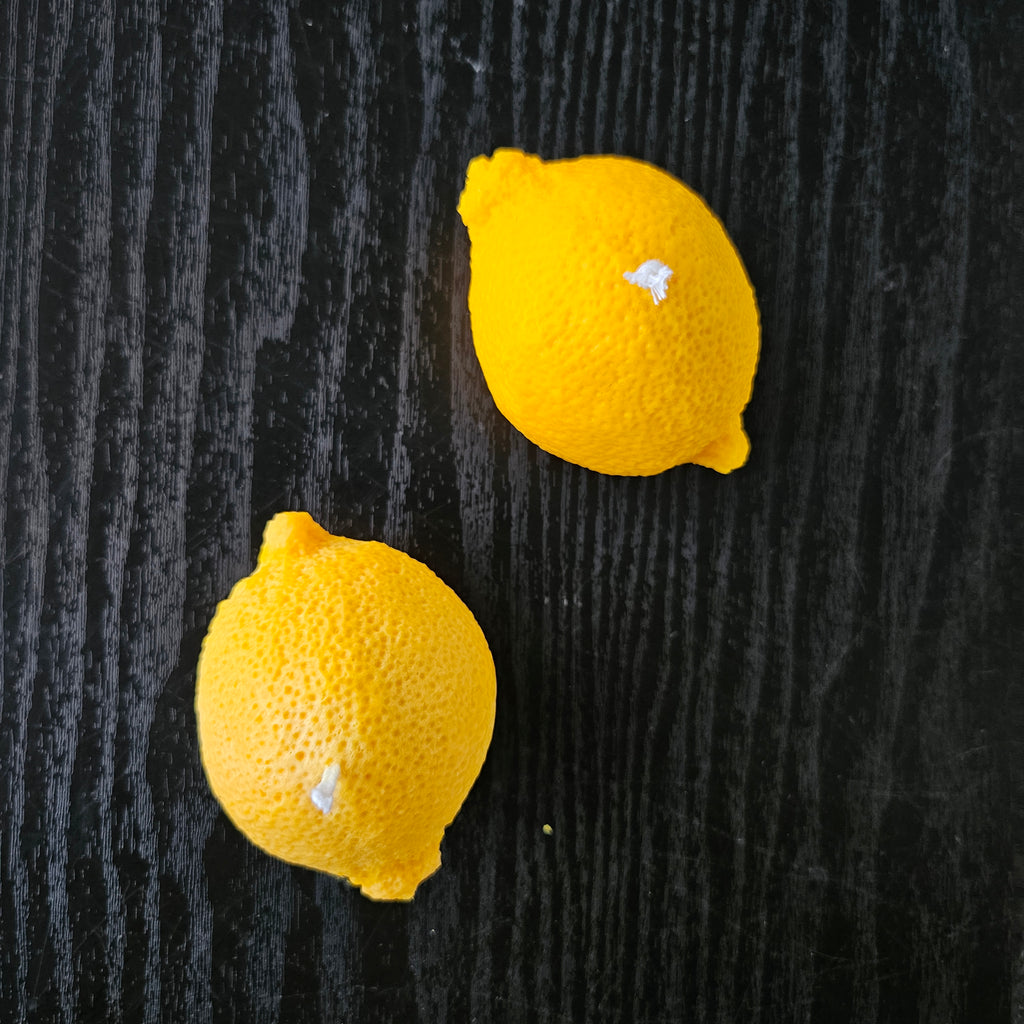 Citrona formas svece – Roku darbs no dabīga sojas un rapšu vaska