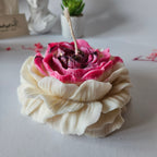 Luksusa peonijas svece – Balta un rozā ar melniem akcentiem un zelta skaidiņām