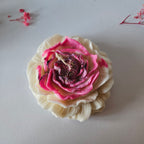 Luksusa peonijas svece – Balta un rozā ar melniem akcentiem un zelta skaidiņām