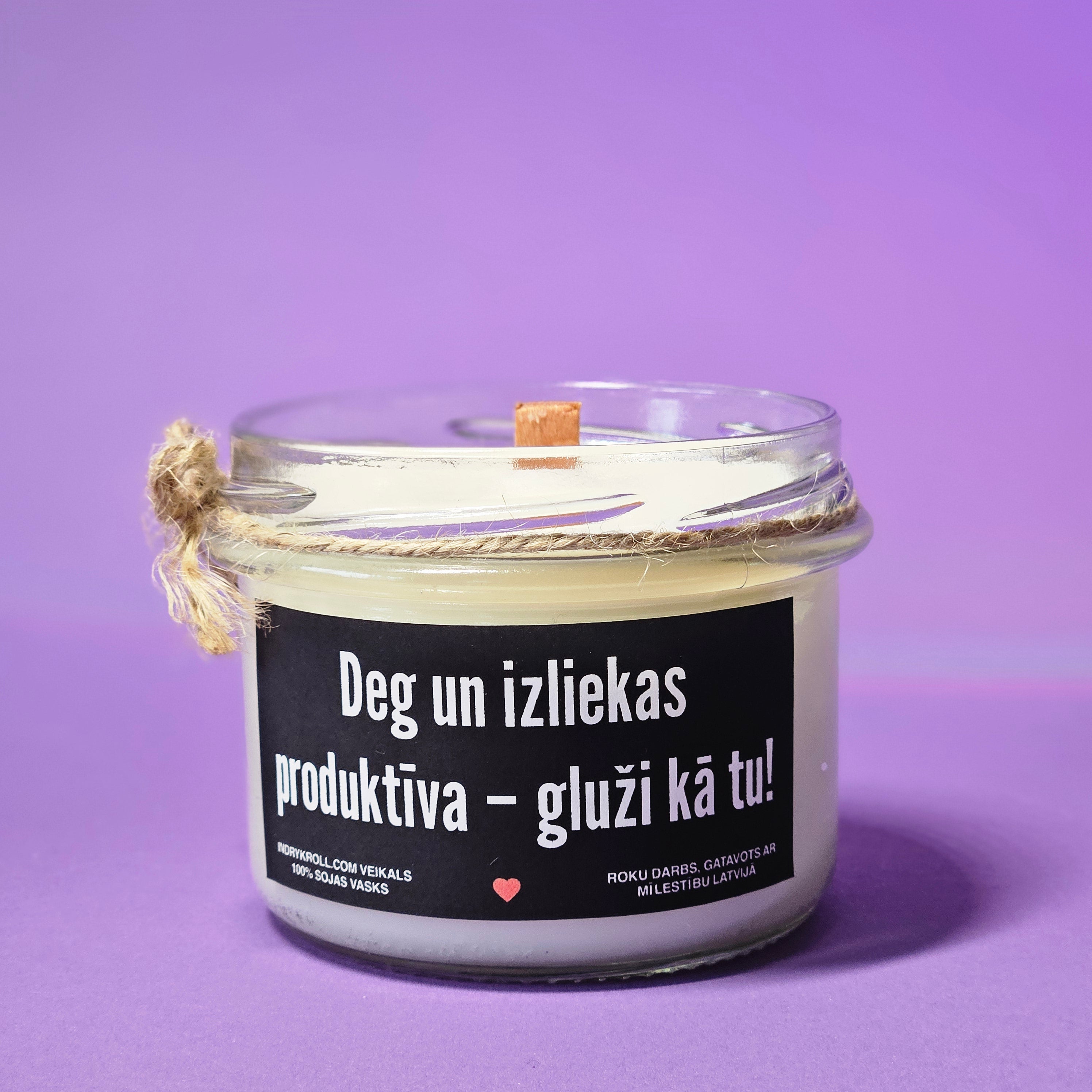 Deg un izliekas produktīva – gluži kā tu! | Sojas svece ar koka dakti