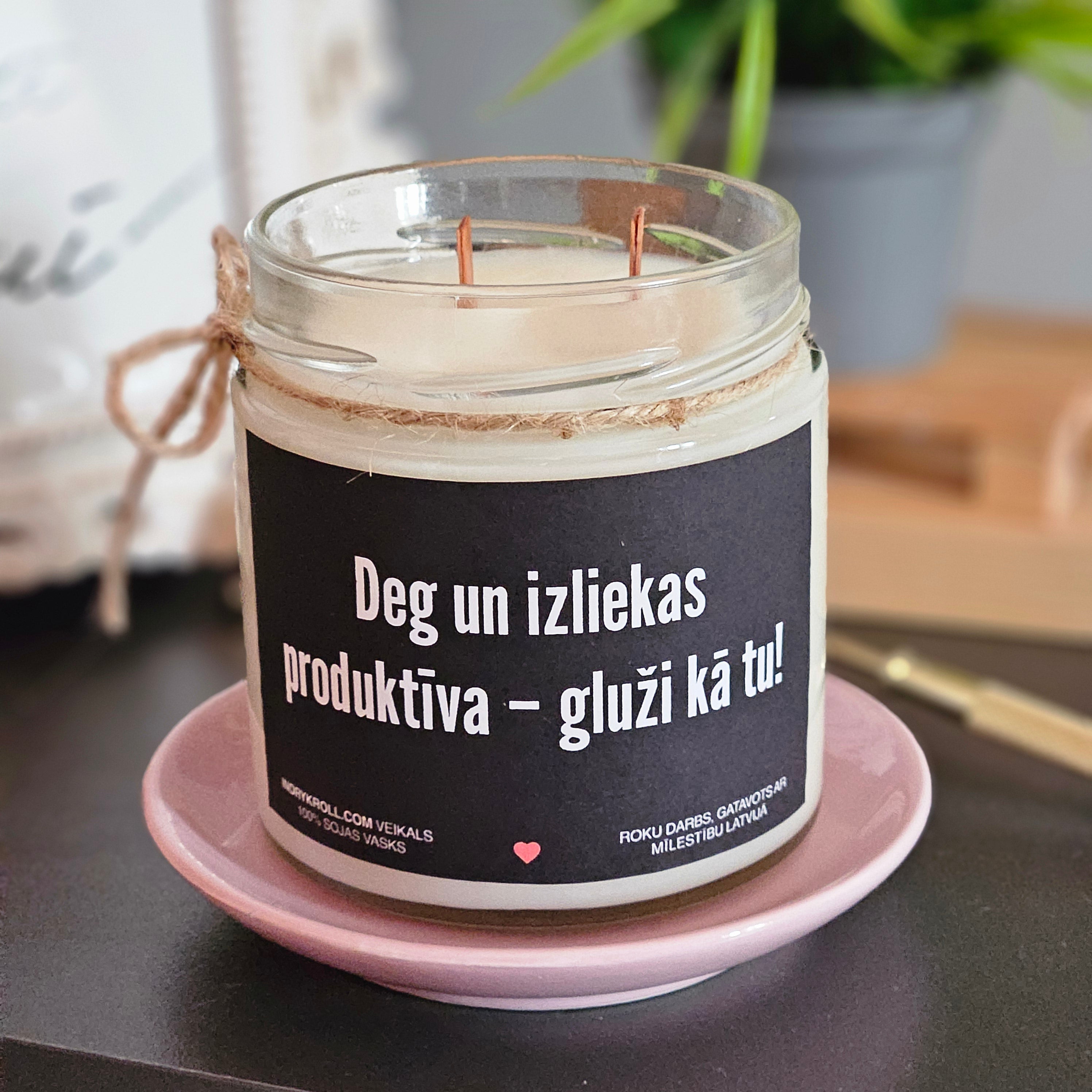 Deg un izliekas produktīva – gluži kā tu! | Sojas svece ar koka dakti