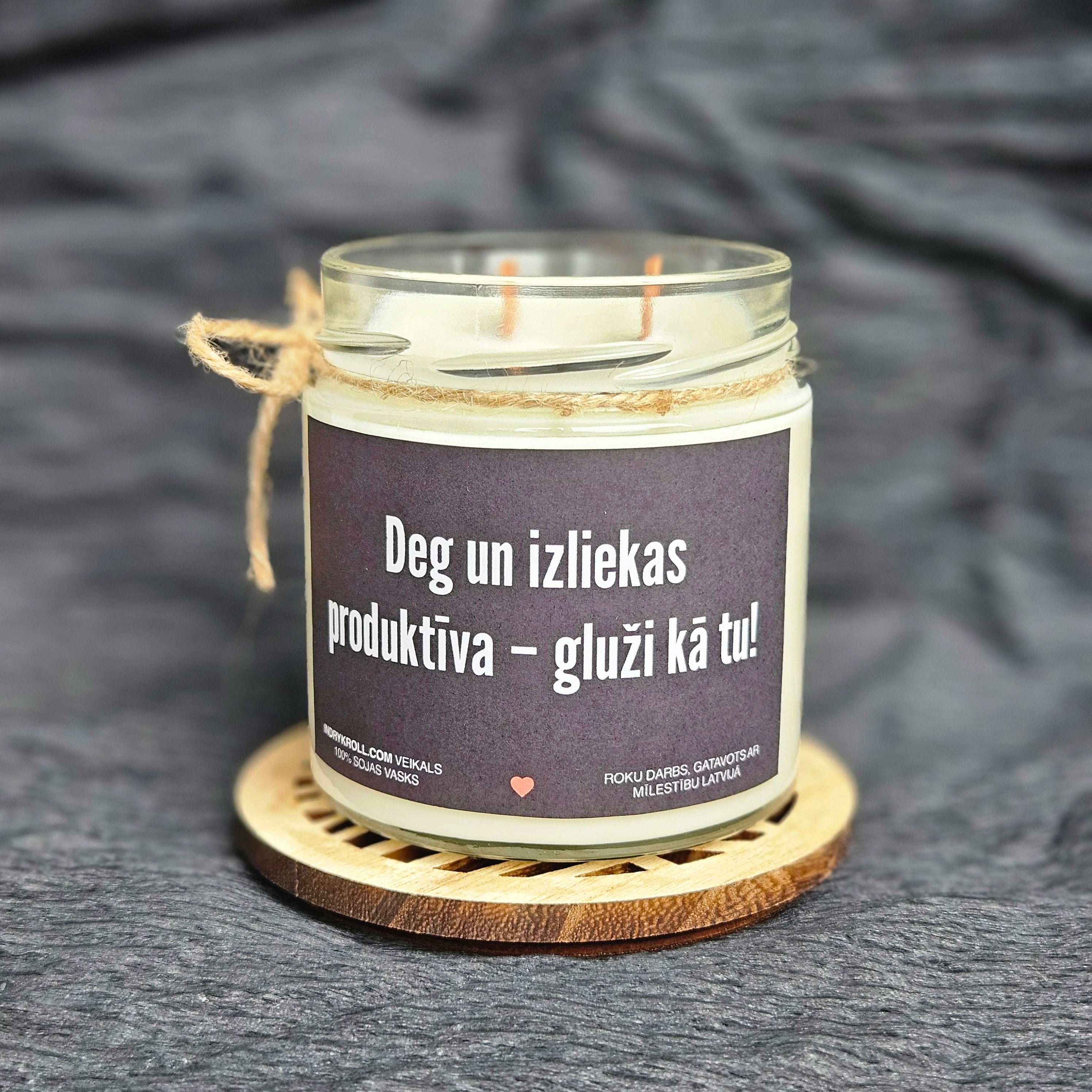 Deg un izliekas produktīva – gluži kā tu! | Sojas svece ar koka dakti