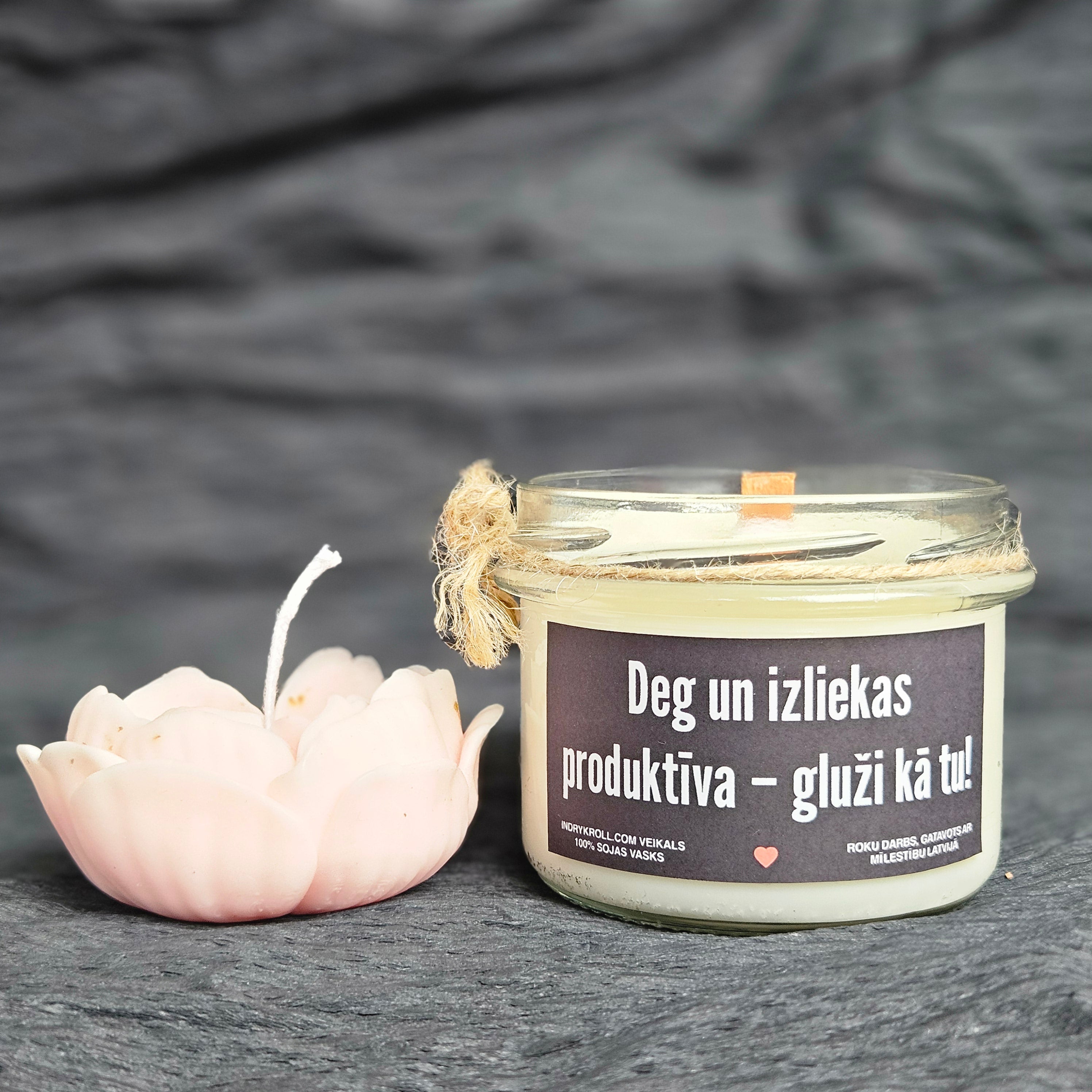 Deg un izliekas produktīva – gluži kā tu! | Sojas svece ar koka dakti