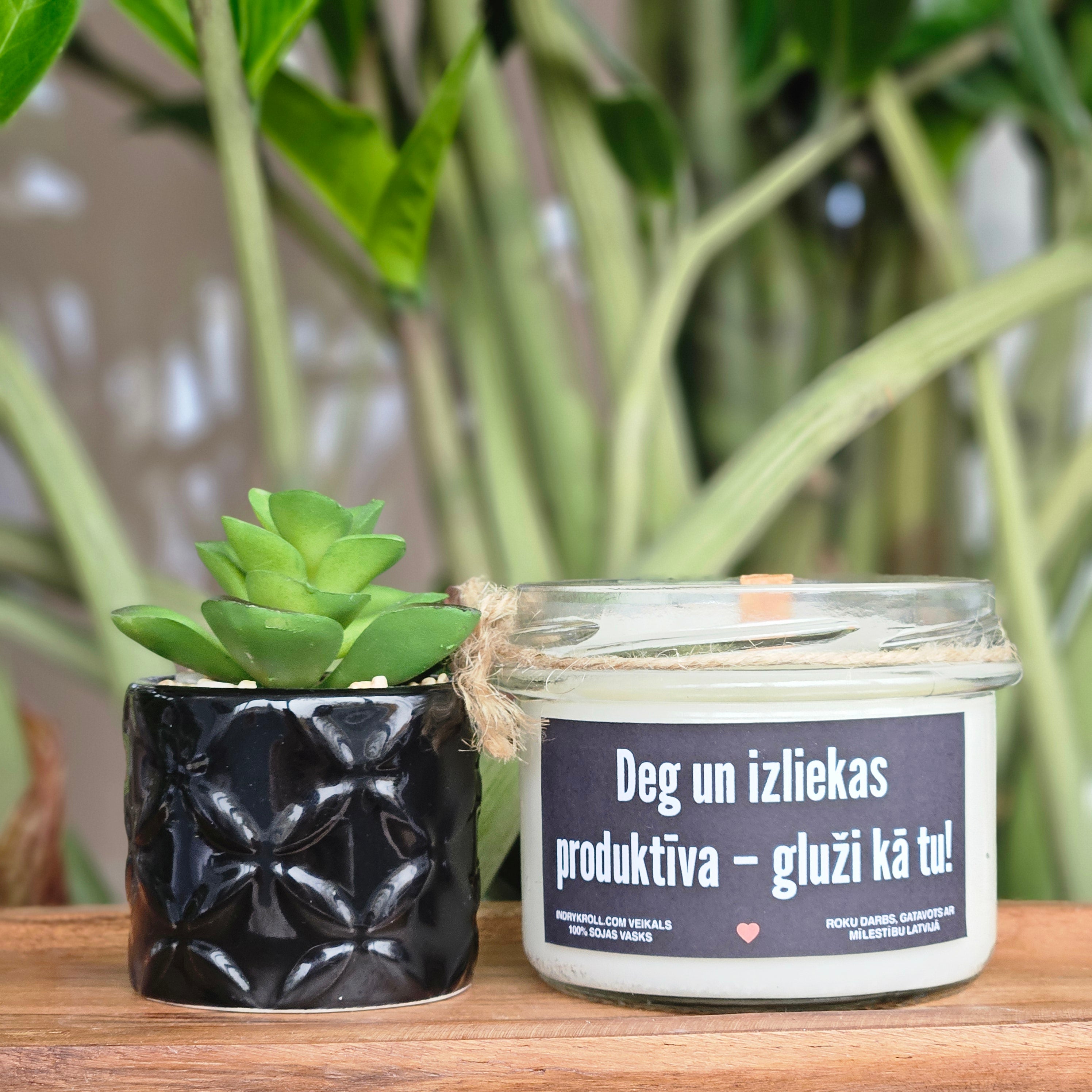 Deg un izliekas produktīva – gluži kā tu! | Sojas svece ar koka dakti