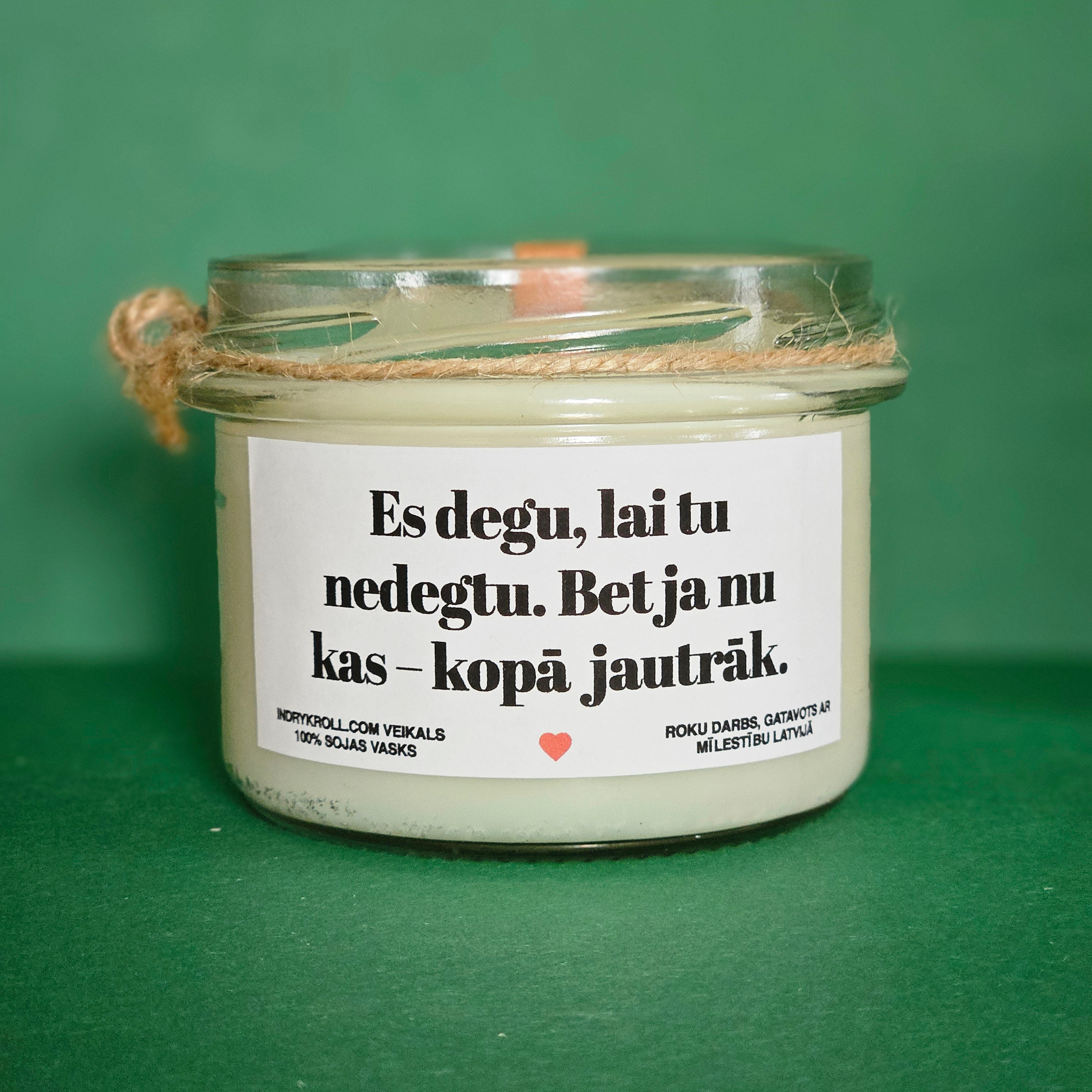 Degu kā nodokļu nauda – skaisti un bez jēgas | Sojas svece ar koka dakti