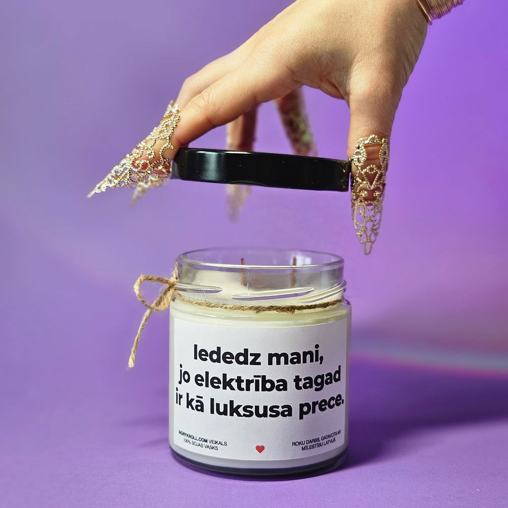 Iededz mani, jo elektrība tagad ir kā luksusa prece | Sojas svece ar koka dakti