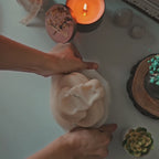 svece  "Kamols"– Roku darbs no dabīga sojas un rapšu vaska