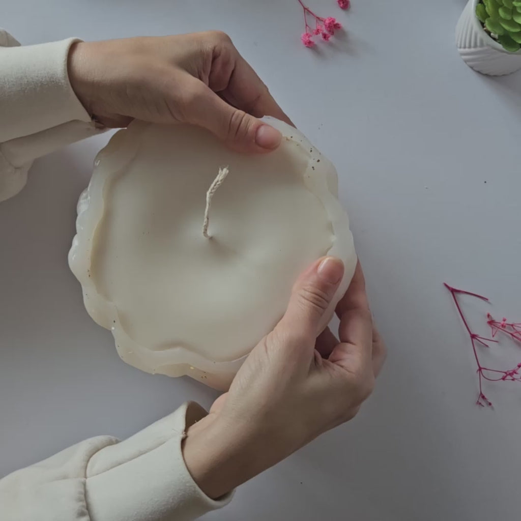 Luksusa peonijas svece – Balta un rozā ar melniem akcentiem un zelta skaidiņām